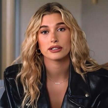 hailey bieber Hailey Bieber Curly Hair, Blonde Hailey Bieber, Hailey Beiber Wavy Hair, Hailey Baldwin Blonde Hair, Hailey Bieber Wavy Hair, Bailey Bieber Hair, Hailey Bieber Hair Blonde, Hailey Bieber Blonde, Hailey Bieber Hairstyles