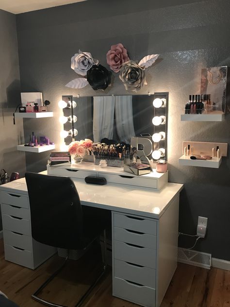 Table de maquillage – Inspiration 29 #maquilleuse #tableDeMaquillage #maquillage #coiffeuse #InspirationMaison #idmaison #InspirationDesign #design #designInterieur #habitation #reno #renovation #amenagement #iddeco #tendances #vivahabitation Vanity With Lights, Reka Bentuk Bilik Tidur, Makeup Dresser, Zimmer Diy, Ikea Alex, Makeup Room Decor, Decor Ikea, Teen Girl Bedroom