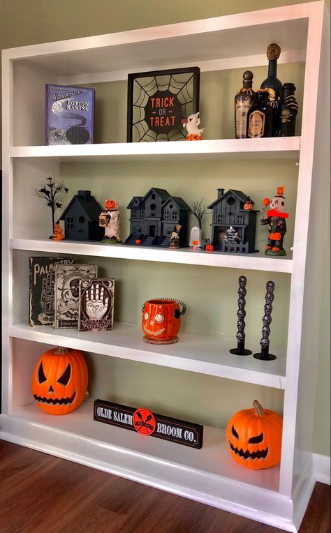 Halloween Bookcase Ideas, Halloween Decor Shelves, Halloween Shelf Decor Ideas, Halloween Bookcase, Halloween Bookshelf Decor, Halloween Shelves, Day Bed Room, Mexican Patio Hacienda Style, Cozy Kitchen Ideas