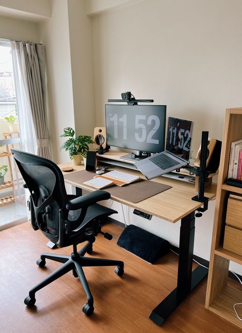 Office Inspiration Workspaces, Workspace Setup, Home Studio Desk, Home Office Set Up, Small Office Design, Home Studio Setup, Japanese Home Decor, Small Home Offices, Office Room Decor