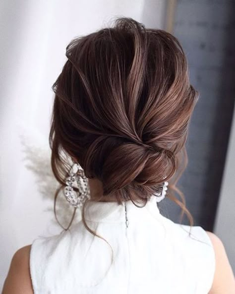 Les plus belles coiffures de mariage vues sur Pinterest | Mariée.fr Bridal Hair Updo, Prom Hairstyles For Long Hair, Wedding Hair Inspiration, Low Bun, Penteado Cabelo Curto, Wedding Updo, Wedding Hair And Makeup, Bride Hairstyles, Bridesmaid Hair