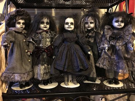 Creative Daze with Geri: How I Create Gothic Girls & Zombie Babies from Repurposed Porcelain and Baby Dolls Scary Baby Dolls, Creepy Doll Halloween, Diy Halloween Dekoration, Creepy Baby Dolls, Zombie Dolls, Haunted Dollhouse, Creepy Doll, Doll Halloween, Scary Dolls