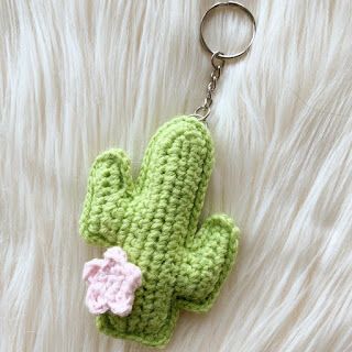 Musings of an Average Mom: Free Cactus Themed Crochet Patterns Cactus En Crochet, Cactus Keychain, Cactus Terrarium, Crochet Cactus, Crochet Keychain Pattern, Patterns Ideas, Crochet Simple, Saguaro Cactus, Pink Yarn