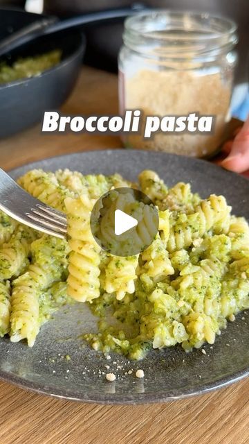 625K views · 38K likes | Maya // vegan recipes on Instagram: "BROCCOLI PASTA 🥦  Veganuary Nr. 13 🌱  A quick, delicious and healthy meal I’ve recently added to my weekly dinner rotation.😋 RECIPE (3 servings, 20min prep time): -1 broccoli -250g pasta Boil in salted water but take out the broccoli after 6mins. -3 cloves garlic Fry in oil for a minute then add the broccoli. Mash down the broccoli until it’s almost a purée. -2 Tbsp vegan pesto -juice and zest of 1/2 lemon -salt and pepper to taste  -1/2 cup (125ml) pasta water Stir everything in and let it simmer until the pasta is cooked. Add the pasta and finish it by cooking in the pan for 3more mins. Serve with vegan Parmesan. - BROKKOLI-NUDELN 🥦 Veganuary Nr. 13 🌱  Ein schnelles, leckeres und gesundes Gericht, das ich kürzlich für mic Vegan Broccoli Pasta, Vegan Creamy Broccoli Pasta, Pesto Pasta With Broccoli, One Pot Broccoli Cheese Pesto Pasta, Brocoli Pasta Vegan, Vegan Mushroom Broccoli Pasta, Oven Baked Chicken Parmesan, Green Pasta, How To Make Broccoli