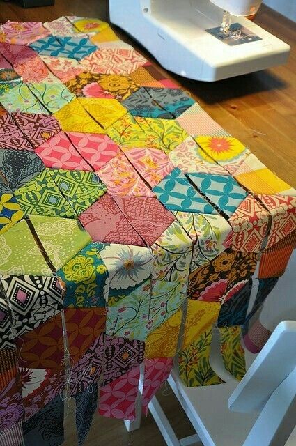 Quilt inspiration Hexie Quilt, Quilt Modernen, One At A Time, Hexagon Quilt, Diy Quilt, Quilting Techniques, Scrappy Quilts, Quilting Tutorials, Quilting Crafts