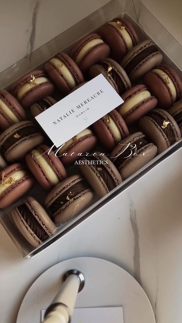 MACARONS & CAKES | DUBLIN on Instagram: "✨#macaronstagram #macaronsofinstagram #macaronshells #macaronsinstagram #macaronsaddict #macaronbox #macarones" Macroon Ideas, Macaron Packaging Ideas, Macaroons Packaging, Korean Macarons, Macaron Business, Pretty Macarons, Macaron Bakery, Macaron Cakes, Macaron Art