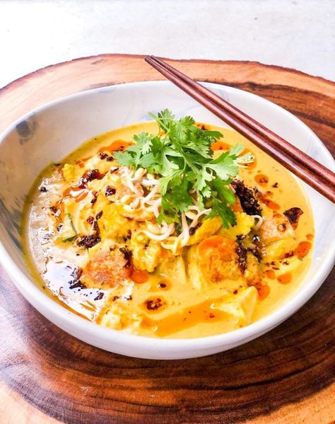 Vegan Curry Recipes From Around The World - The Foodie Diaries Tofu And Noodles, Malaysian Laksa, Vegan Thai Curry, Laksa Recipe, Laksa Soup, Peanut Curry, Vegan Curry Recipes, Khao Soi, Fantasy Food