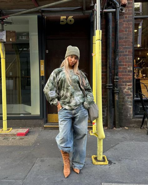 Styling Camo this fall 🪖 #highstreetvision Baggy Jeans With Boots, Jeans Boots Outfit, Jeans With Boots, Young Outfit, Baggy Jeans Outfit, Jeans Brown, Baggy Style, Women's Headwear, Green Sweatshirt