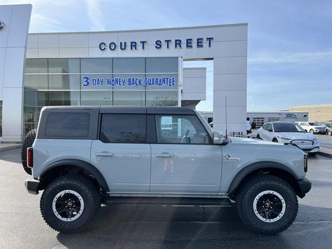 Bronco Outer Banks Sasquatch, White Bronco Outer Banks, Ford Bronco Outer Banks Cactus Grey, Bronco Ford 2023, 2023 Bronco, Ford Bronco Outer Banks, Bronco Outer Banks, White Bronco, Dodge Challenger Black