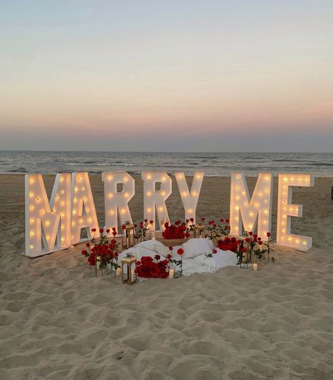 Wedding Proposal Ideas Beach, Proposal At The Beach, Valentine Day Aesthetic, Proposal Ideas Beach, Wedding Proposal Ideas Engagement, Proposal Beach, Surprise Proposal Pictures, Dreamy Proposal, Aesthetic Valentines Day