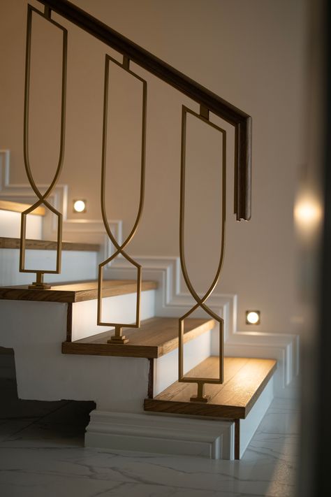 Staircase Design Railing, Stairs Steel Railing Design, Staircase Railing Design Modern, Staircase Ideas Modern, Modern Stair Railing Ideas, Stairs Railing Design, Stair Railing Ideas, درابزين السلم, Staircase Lighting Ideas