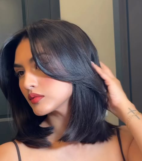 Short Hair With One Layer, Short Black Hair Round Face, Straight Cut Hair Short, Becky G Haircut, Dark Black Hair Short, Short Hair For Thick Hair Round Face, Shoulder Length Bob Haircut With Layers, Black Short Hair Aesthetic, Becky G Short Hair