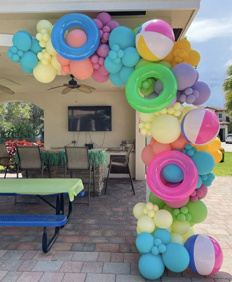 Pool Party 4th Birthday, Pool Birthday Theme, Simple Pool Party Decorations, Summer Pool Party Decor, Pool Party Girl Birthday, Splash Birthday Party Ideas, Blow Up Pool Party, Beginning Of Summer Party, Girls Pool Party Birthday Ideas