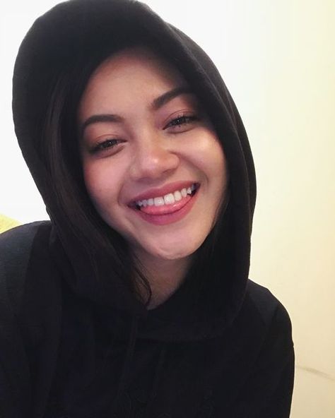 hoodie girl Trisha Wallpaper, Daiyan Trisha, Black Spades, Wallpaper Phone, Phone Wallpaper, On Instagram, Beauty, Instagram, Black