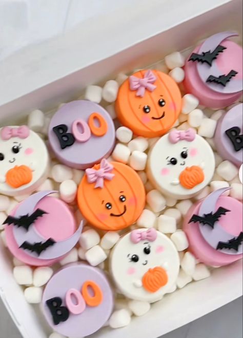 Pastel Halloween Cake Pops, Cute Ghost Treats, Pastel Halloween Treats, Spooky One Treats, Girly Halloween Cupcakes, Halloween Birthday Desserts, Spooky One Dessert Table, Cake Pucks Halloween, Pink Halloween Cake Pops