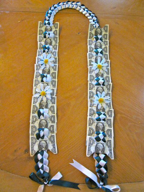 Money Sash Graduation, Money Sash Graduation Diy, Diy Grad Gifts, Money Leis For Graduation, Money Garland, Leis For Graduation, Candy Leis, Money Necklace, Lei Ideas