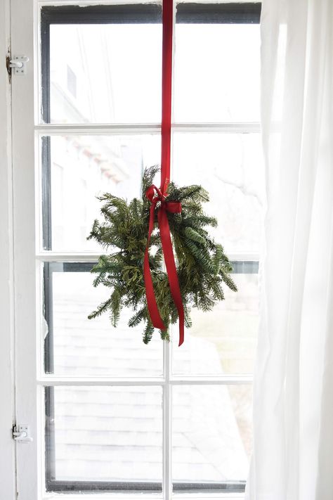 Simple Christmas Decor Exterior, Wreath Hung With Ribbon, Small Wreaths For Windows, Wreath Inside House, Wreath In Living Room, Timeless Christmas Decor, Wreaths For Windows Inside, Christmas Wreath Indoor, Christmas Wreaths Indoor