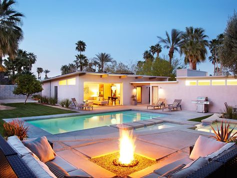 VRBO.com #326710ha - Private Mieselman Mid-Century Modern with Views and Stunning Saltwater Pool Bbq Pool Area, Palm Springs Backyard, Diy Fire Pit Ideas, Wooden Fence Ideas, Xeriscape Landscaping, Best Romantic Getaways, Palm Springs House, Palm Springs Home, Concrete Patio Designs