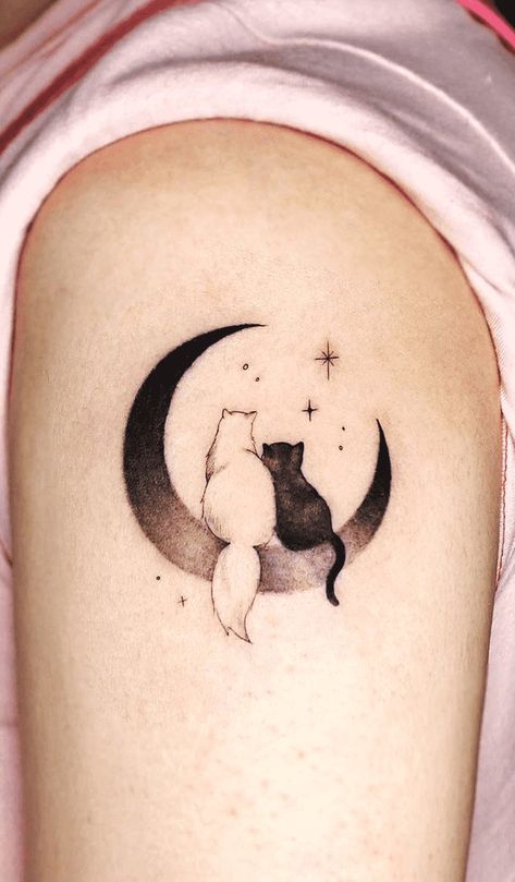 Cat Circle Tattoo, Cat And Moon Tattoo Design, Animal Tatoos Woman, Cat And Dog Tattoo, Moon Tattoo Design, Tattoo Sonne, Luna Tattoo, Kitten Tattoo, Tattoos 2024