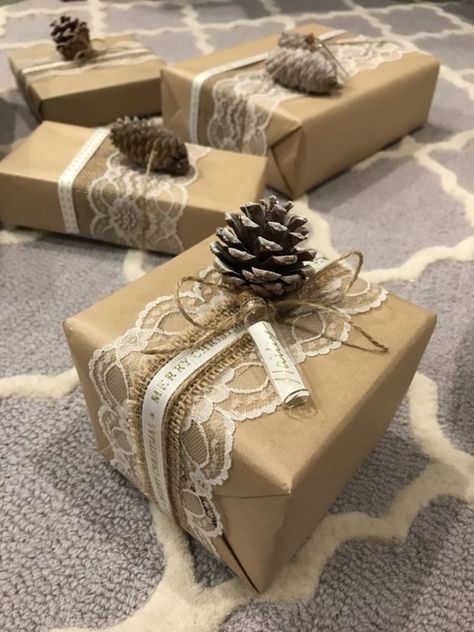 Brown Christmas Gift Wrapping, Christmas Present Wrap, Christmas Decor Ideas Tree, Pretty Gift Wrapping Ideas, Outdoor Christmas Decor Ideas, Christmas Gift Wrapping Ideas, Elf Decorations, Wrapping Inspiration, Christmas Gift Packaging