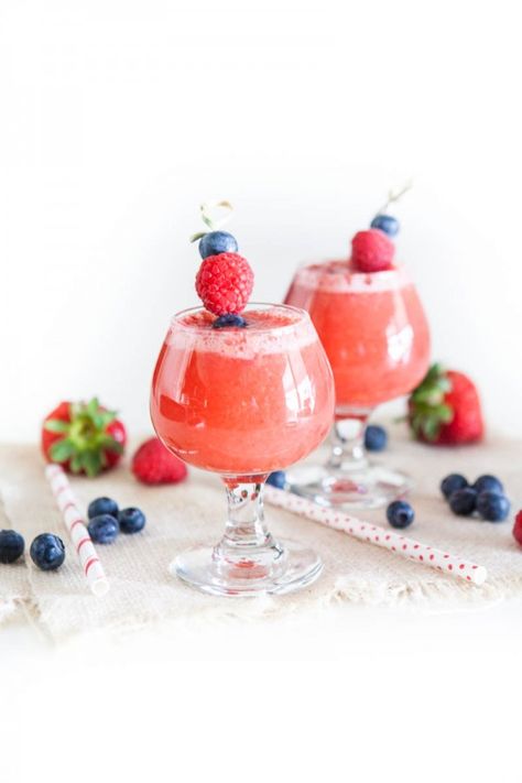 Berry Bellinis Dreamy Cocktails, Easy Family Dinner Recipes, Easy Family Dinner, Cocktail Appetizers, Grilled Fruit, Fruity Cocktails, Boozy Drinks, Summer Eating, Mixed Drinks Recipes