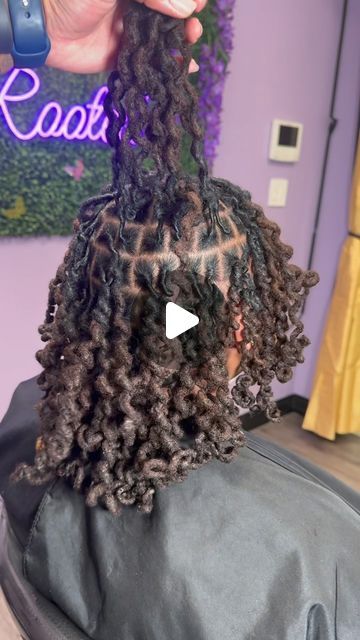 Curl Locs Styles, Loc Styles For The Beach, Loc Curls Styles Pipe Cleaners, Curly Locs Styles, Dreadlock Curls, Pipe Cleaner Locs, Pipe Cleaner Hairstyles, How To Curl Locs, Pipe Cleaner Curls On Locs