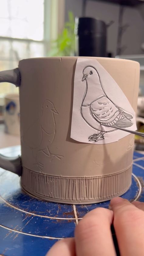 Printing On Ceramics, Brown Clay Glaze Ideas, Slab Mugs Ceramics, Carved Mugs Pottery, Pottery Surface Decoration, Ceramic Handles Ideas, Handbuilt Plates, Drawing On Mugs, Pottery Cup Ideas