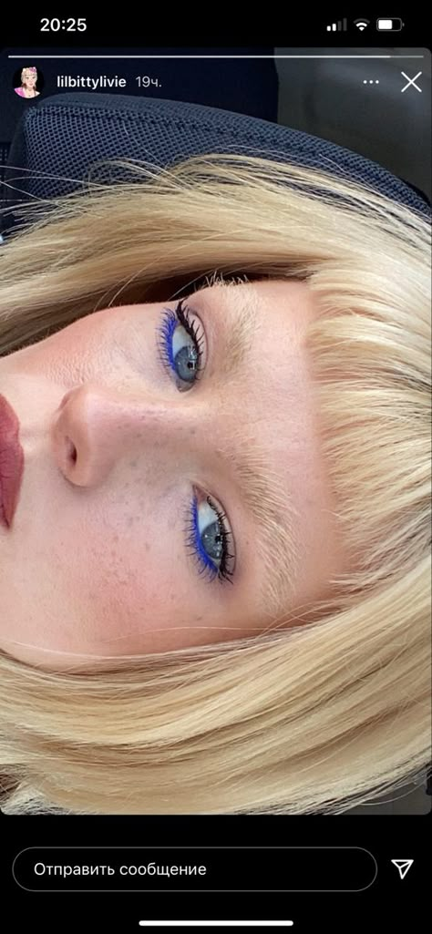 Blonde Eyelashes Makeup, Blue Waterline Makeup, Blue Mascara, Funky Makeup, Eyeliner Ideas, Makeup Idea, Dope Makeup, Peinados Fáciles Para Cabello Corto, Cool Makeup