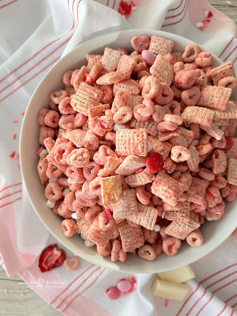 White Chocolate Strawberry Muddy Buddies Pink Puppy Chow Recipe, Pink Puppy Chow, Cheerios Snacks, Cheerios Recipes, White Chocolate Covered Strawberries, Strawberry Snacks, Dehydrated Strawberries, Muddy Buddies Recipe, Banana Snacks