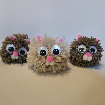 Easy Pom Pom Animals, Yarn Cats Diy, Pom Pom Animals Diy Easy, Making Cats Craft, Pompom Animals For Kids, Pompom Cat, Pom Pom Pets, Cat Pom Pom, Cat Crafts For Kids