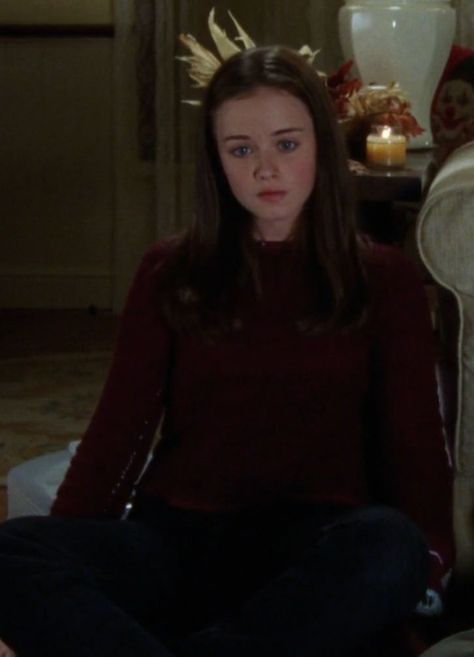 S1 Ep.7 Rory Gilmore Outfits, Gilmore Outfits, Outfits Purple, Watching A Movie, Alexis Bledel, Purple Pants, Downtown Girl, Rory Gilmore, Gilmore Girls