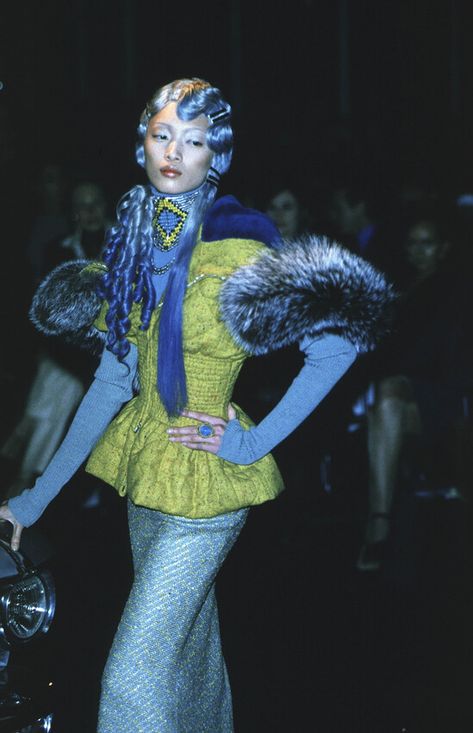 #Dior #Fall1998RTW #Fashionrunway #Fashionshow #supermodels90s #JohnGalliano Dior 2000 Runway, Editorial Fashion 90s, Iconic Fashion Moments Runway, 90s Supermodel Runway, 80s Avant Garde Fashion, 1970s Runway Fashion, Texture In Fashion Design, Avant Grande Fashion, Vivienne Westwood Archive Runway