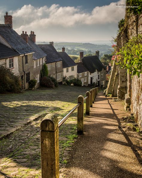 Gold Hill, Shaftesbury, Dorset, England by jerry_lake - used in the TV 'HOVIS' ad. Gold Hill Shaftesbury, Vila Medieval, Row Of Houses, Gold Hill, Dorset England, English Village, British Countryside, England And Scotland, Village Life