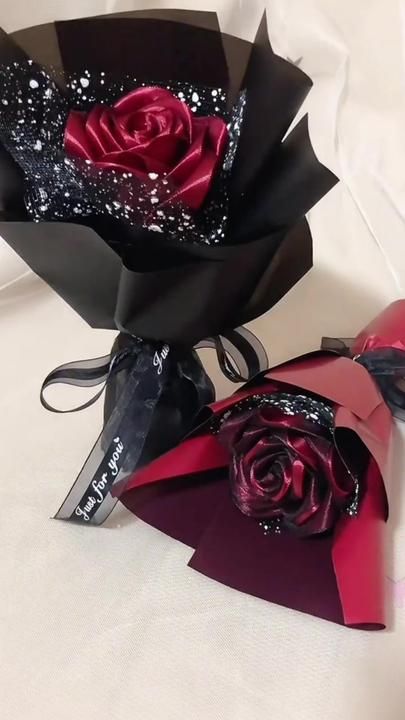 Paper Bouquet Diy, Satin Flowers Diy, Ribbon Rose Bouquets, Ribbon Flowers Bouquet, Wrap Flowers, Ribbon Flowers Diy, Bouquet Tutorial, Ribbon Flower Tutorial, Diy Bouquet Wrap