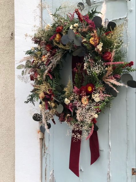 Dry Flower Christmas Wreath, Dried Winter Wreath, Dried Flower Wreath Christmas, Christmas Wreath Dried Flowers, Christmas Wreaths 2022 Trends, Natural Wreaths Christmas, Christmas Wreath Inspiration, Christmas Wreaths 2023, Dried Flower Christmas Wreath