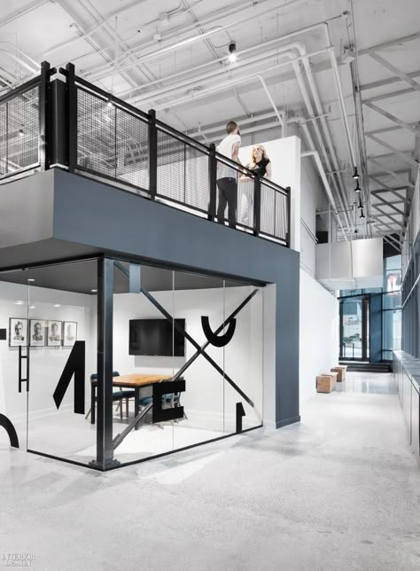 Lebel & Bouliane and Mazen Studio Design Bensimon Byrne's Toronto Office Photography Studio Interior Design, Warehouse Office Space, Warehouse Office Design, Concrete Photography, Warehouse Interior, Photography Studio Design, Factory Interior, Industrial Office Design, Cool Office Space