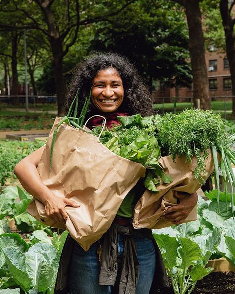 Man Repeller on Instagram: “What is it like to work on an urban farm? Photographer @jasmineclarke0 asked the people who regularly volunteer at some of these Edenic…” Garden Small Space, Urban Garden Ideas, Urban Farms, Garden Rooftop, Urban Gardening Ideas, Gardening Balcony, Herbal Garden, Urban Garden Design, Gardening Aesthetic