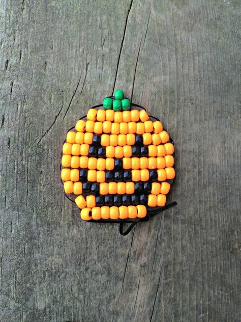 Learn how to make this Jack O'Lantern pony bead beadie buddie for Hallowe'en @ GagenGirls.com Free Pony Bead Animal Patterns, Halloween Pony Bead Patterns, Pony Bead Patterns Easy Step By Step, Pony Bead Keychain Patterns, Pony Bead Patterns Easy, Bead Animals Patterns, Beads Craft Kids, Pony Bead Animals, Bead Lizard