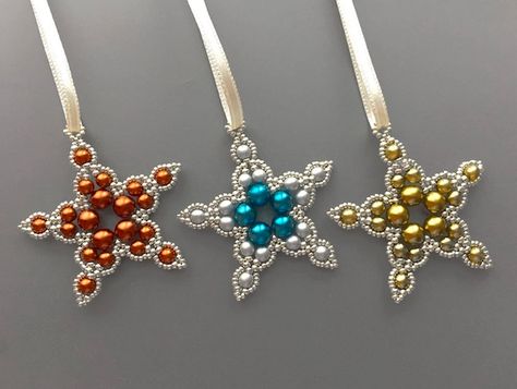 Christmas Beads Craft, Beaded Snowflakes Ornament, Beaded Stars, Beaded Christmas Decorations, Christmas Beading, Christmas Beads, Bead Ornaments, Seed Bead Tutorials, Beaded Snowflakes