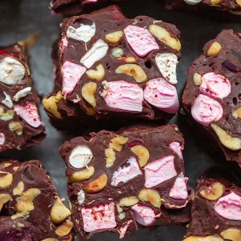 Rocky Road Fudge Rocky Road Slice, No Bake Fudge, Best Fudge Recipe, Sugar Free Marshmallows, Rocky Road Fudge, Keto Candy, Crunch Bar, Healthy Sugar, Peanut Butter Fudge