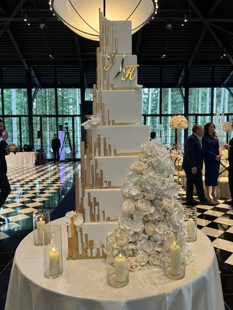 7 Tier Wedding Cake, Gold And White Wedding Dress, Wedding Cake Designs Elegant Gold, Marble Wedding Cake, White And Gold Wedding Dress, White And Gold Wedding Themes, White And Gold Wedding Cake, Fancy Wedding Cakes, Blue Wedding Centerpieces