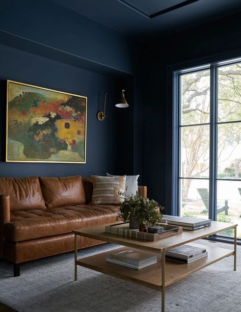 Dark Blue Rooms, Dark Blue Living Room, Dark Blue Walls, Dark Living Rooms, Casas Coloniales, Blue Living Room, Blue Rooms, Leather Furniture, Blue Walls