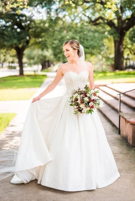 Bridal Portraits Poses, Wedding Gown Ideas, Bridal Portraits Outdoor, Bridal Pose, Portraits Outdoor, Gown Ideas, Bridal Photography Poses, Wedding Picture Poses, Bridal Pictures