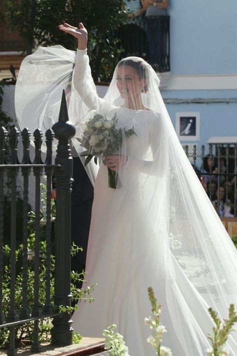 Dress Long Elegant, Wedding Dress And Veil, Timeless Wedding Dress, Bride Veil, Fitted Wedding Dress, Modest Wedding, A Wedding Dress, Classy Wedding, Best Wedding Dresses