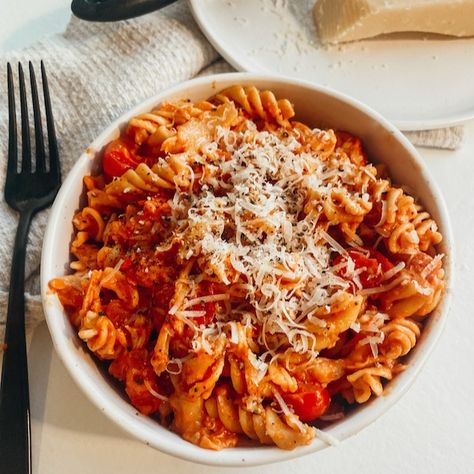 Creamy Pink Chicken Pasta - Brocc Your Body Brocc Your Body, Lunch Appetizers, Shredded Chicken Recipes, Dinner Restaurants, Pasta Ingredients, Dinner Appetizers, Favorite Comfort Food, Meal Prep For The Week, Chicken Pasta