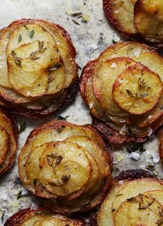 Mini-cake de pommes de terre au thym Pommes Anna Recipe, Pommes Anna, Healthy Veggie, God Mat, Think Food, Baked Potatoes, Simply Delicious, Winter Recipes, Potato Dishes