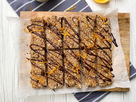 Our new homemade Chocolate Orange Protein Flapjacks are a convenient way of getting a protein hit on the go, but without the hefty price tag. Banana Flapjack, Protein Flapjacks, Raw Protein, Healthy Snack Bars, Flapjack Recipe, Banana Protein, Sugar Free Maple Syrup, Vegan Protein Powder, Snack Treat