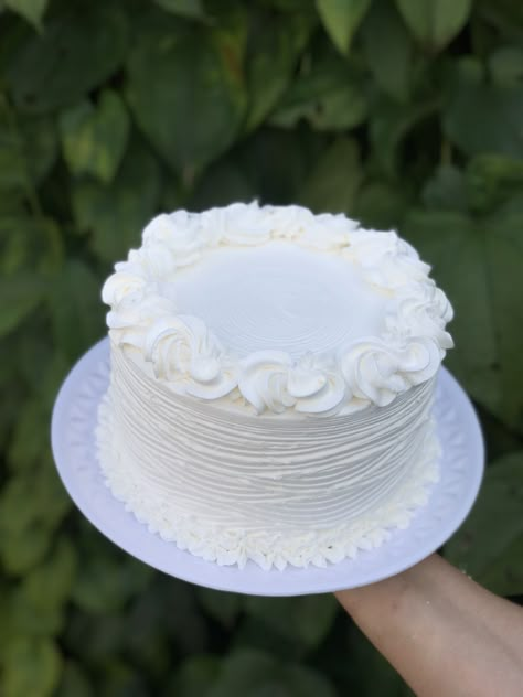 Simple Round Wedding Cake, All White Cake Decoration, White Buttercream Cake Design, Cake Designs White, White Frosting Cake, White Cake Ideas, Minimalist Cake Design, White Round Cake, White Cake Design