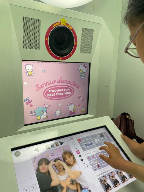 Photo Booth Korea, Korean Karaoke, Photobox Pose, Photobooth Aesthetic, Macaroon Packaging, Photo Booth Machine, Korean Life, Photo Booth Design, Korean Photo