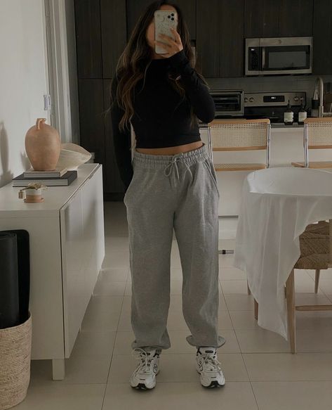 Cute Outfits With Grey Sweatpants, Sweatpant Outfits, Black Sweatpants Outfit, Casual Sweatpants Outfit, Gray Sweatpants Outfit, Black Top Outfit, Creative Outfits, E Girl Outfits, Tomboy Outfits